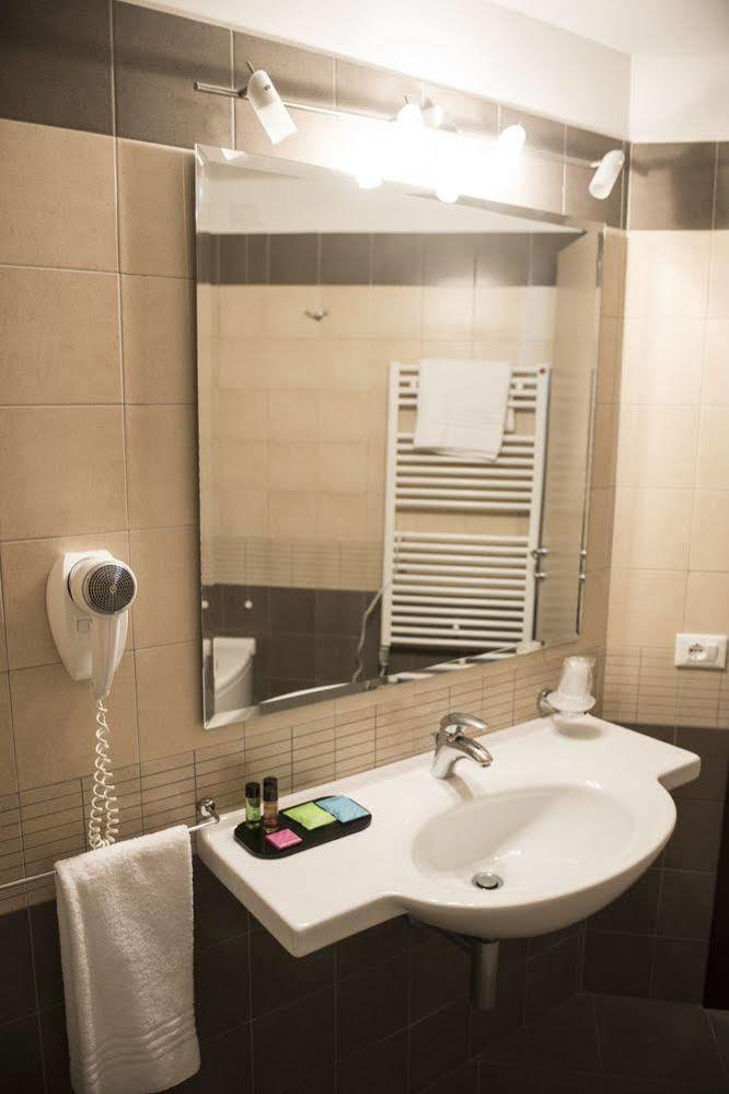 Cavriago Hotel Corte Business מראה חיצוני תמונה